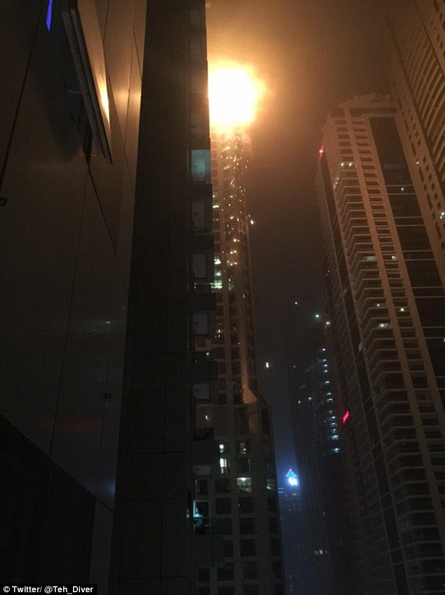 25E3B3D400000578-2962507-A_massive_blaze_ripped_through_multiple_storeys_of_the_79_storey-a-85_1424483608937