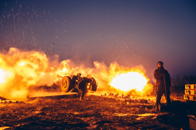 Novorussian artillery fire near Debaltseve.
