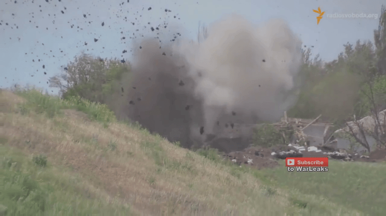 Novorussian artillery falls around Ukraine Military bunkers.