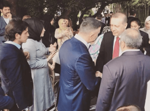 Sedat Peker (sideways in the blue suit) meets with Turkish president Erdogan. 